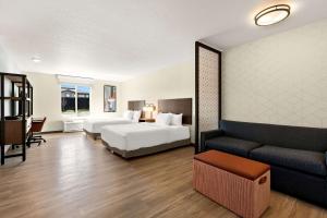ナンパにあるEverhome Suites Nampa Boiseのベッド2台とソファがあるホテルの部屋 +39枚の写真