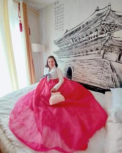 Postel nebo postele na pokoji v ubytování Kim's Hanok Korean Suite