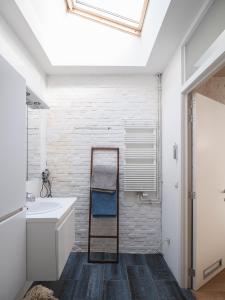 un baño con lavabo y espejo en Brooklyn Five, en Gante