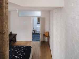 una sala de estar con una pared de ladrillo blanco en Brooklyn Five, en Gante