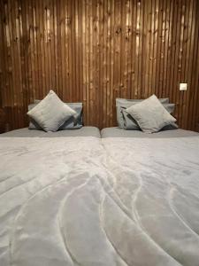 Postel nebo postele na pokoji v ubytování Zasheva Kushta Guesthouse + 31 fotografií
