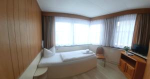 TV a/nebo společenská místnost v ubytování Central-Hotel Tegel