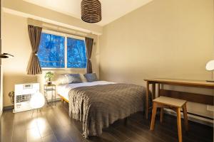 Postel nebo postele na pokoji v ubytování Cozy Stay Sapporo Maruyama