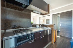 Kuchyň nebo kuchyňský kout v ubytování Cozy Stay Sapporo Maruyama