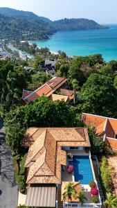 Luftaufnahme eines Hauses mit Swimmingpool in der Unterkunft Katamanda villa Moon 3 Bed seaview near Kata Beach in Kata Beach
