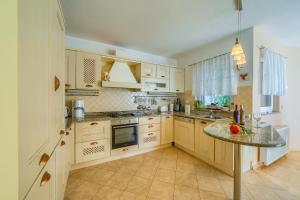 Fotografie z fotogalerie ubytování 5 bedroom family villa in Makarska, heated pool and jacuzzi v destinaci Makarska + 37 fotografií