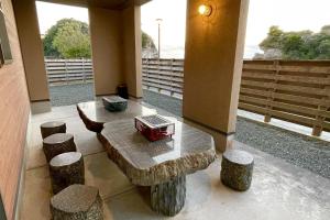 Nishikata Beach House 1 -西方海岸貸別荘 壱号-的阳台或露台