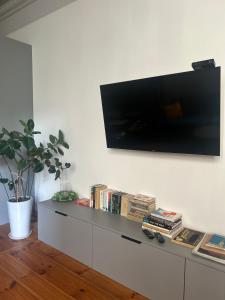 Televízia a/alebo spoločenská miestnosť v ubytovaní Atelier Hostel