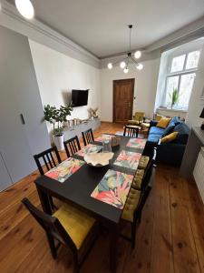 Televízia a/alebo spoločenská miestnosť v ubytovaní Atelier Hostel