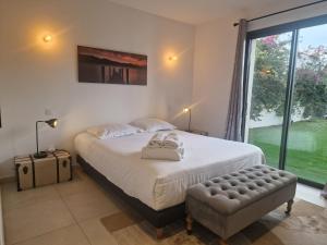 Postel nebo postele na pokoji v ubytování Villa 5***** piscine proche de la plage Cala Rossa + 23 fotografií