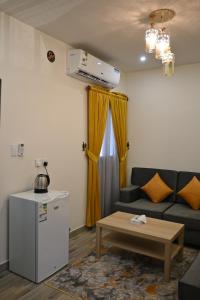 un soggiorno con un divano e un tavolo di ان هاوس ون a Al Khobar