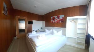 Postel nebo postele na pokoji v ubytování Central-Hotel Tegel