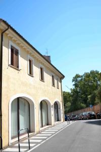 Guest House in the Center of Olbia في أولبيا: مبنى به مقوسات على جانب شارع