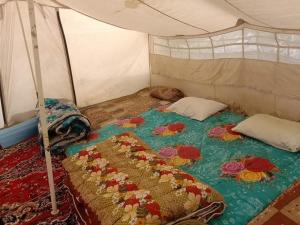 Una cama o camas en una habitación de Galib Camping Site Minapin Hunza Nagar Gilgit Baltistan Pakistan