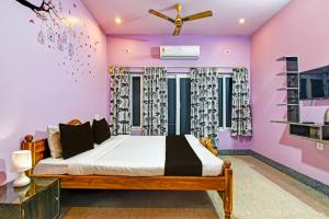 Postel nebo postele na pokoji v ubytování Hotel O Sai Somu Inn + 20 fotografií