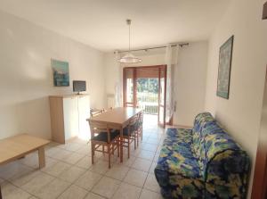 a living room with a couch and a table at Villa Cortina in Rosolina Mare
