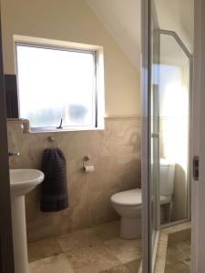 O baie la Elegant Quays Waterfront One Bedroom Apartment