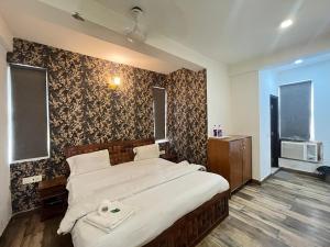 Postel nebo postele na pokoji v ubytování Saket Suites- Near Max Hospital