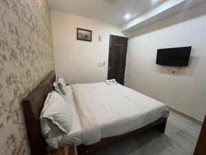 TV a/nebo společenská místnost v ubytování Saket Suites- Near Max Hospital