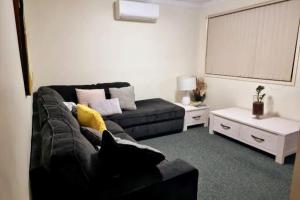 Stylish Home 3mins walk to Worrigee Medical Centre with Free Parking的休息区