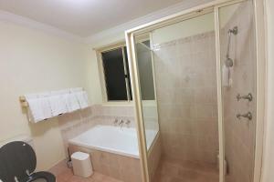 Stylish Home 3mins walk to Worrigee Medical Centre with Free Parking的一间浴室
