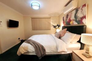 Stylish Home 3mins walk to Worrigee Medical Centre with Free Parking客房内的一张或多张床位