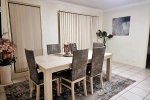Stylish Home 3mins walk to Worrigee Medical Centre with Free Parking的休息区