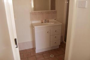 Stylish Home 3mins walk to Worrigee Medical Centre with Free Parking的一间浴室