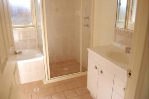 Stylish Home 3mins walk to Worrigee Medical Centre with Free Parking的一间浴室