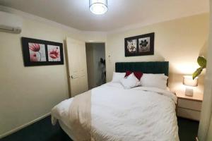 Stylish Home 3mins walk to Worrigee Medical Centre with Free Parking客房内的一张或多张床位