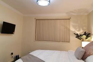 Stylish Home 3mins walk to Worrigee Medical Centre with Free Parking客房内的一张或多张床位