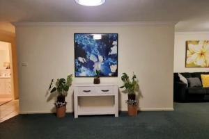 Stylish Home 3mins walk to Worrigee Medical Centre with Free Parking的电视和/或娱乐中心