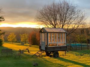 domek na środku pola w obiekcie Agriturismo Poggio Salvi w mieście Sovicille