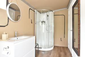 Koupelna v ubytování Pokolbin Glamping - Sleeps 6 Across 3 Eco-Friendly Glamping Tents