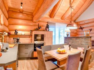 cocina y comedor con techo de madera en Alpenchalet Montana, en Umhausen