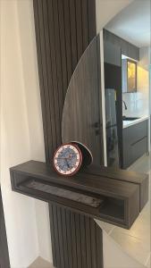 a clock sitting on a shelf in a bathroom at Apartamento Frente a la Clinica Valle del Lili in Cali