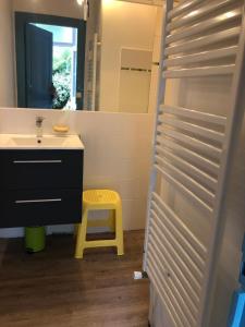 ein Badezimmer mit Waschbecken und Spiegel in der Unterkunft Grande maison familiale, calme, tranquille, 900 m de la plage in Longeville-sur-Mer