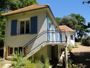ein Haus mit einer Treppe an der Seite in der Unterkunft Grande maison familiale, calme, tranquille, 900 m de la plage in Longeville-sur-Mer
