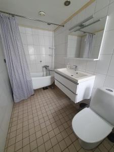 Koupelna v ubytování 5 sovrum 9 bäddar 12 sovplatser + 11 fotografií