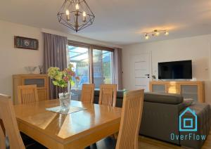 Gallery image of City Break- Spacious Apartment with Jacuzzi- Tranquil Escape 15 Minutes to the Sea and City Center in Borkowo +35 photos
