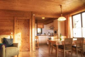 Köök või kööginurk majutusasutuses Auerhahn Ferienhäuser Auerhahn 404