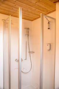 Vannituba majutusasutuses Auerhahn Ferienhäuser Auerhahn 404 +10 fotot