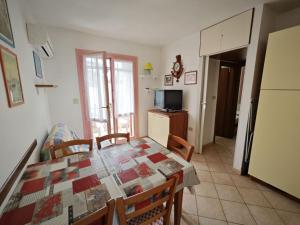 a kitchen and dining room with a table and chairs at Lara in Rosolina