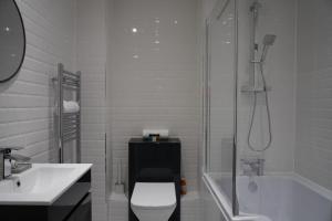 NEW 2-Bedroom - Parking - Ideal4Family في Harold Wood: حمام مع مرحاض ومغسلة ودش