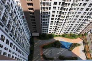 Una vista de dos edificios altos con un parque de patinaje. en Comfy and Tidy Studio at Tokyo Riverside Apartment PIK 2 By Travelio, en Rawalembang