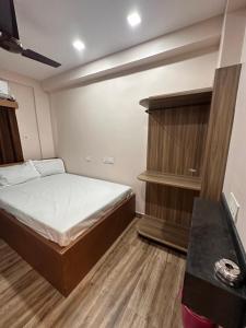 Un pat sau paturi într-o cameră la Jagannath Residency And Prasadam