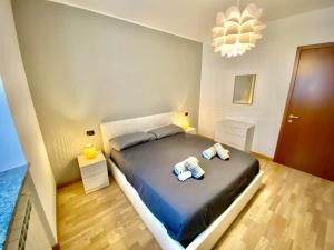 une chambre avec un grand lit avec deux oreillers dans l'établissement Corte Macchi Milano Malpensa Express, à Busto Arsizio