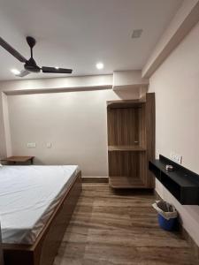 Un pat sau paturi într-o cameră la Jagannath Residency And Prasadam