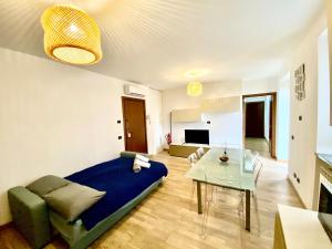 un salon avec un canapé et une table dans l'établissement Corte Macchi Milano Malpensa Express, à Busto Arsizio