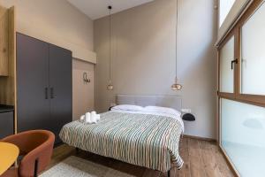 1 dormitorio con cama con almohadas blancas y mesa en Premium Suite by the Turia River 3, en Valencia